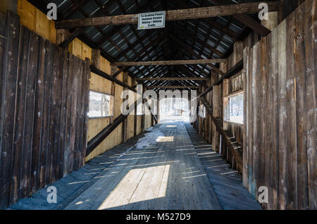 Das McWilliam Covered Bridge ist ein 62 Fuß Holz- span Kreuzung ein Zweig der Saxtons River in Grafton, Vermont. Stockfoto