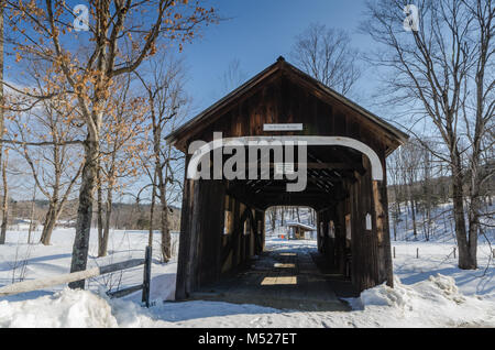 Das McWilliam Covered Bridge ist ein 62 Fuß Holz- span Kreuzung ein Zweig der Saxtons River in Grafton, Vermont. Stockfoto