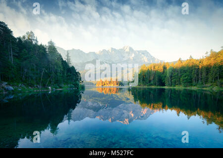 Fantastischer Sonnenaufgang am Berg Eibsee Stockfoto