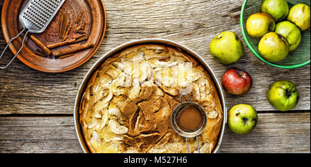 Apfelkuchen mit Zimt. Stockfoto