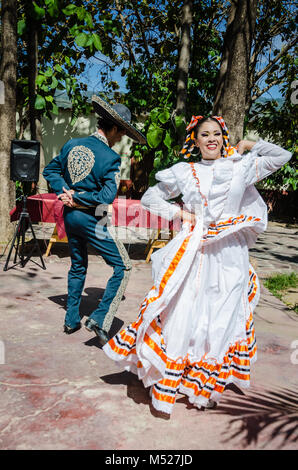 Folkloristische Tänzer traditionellen Tanz der Umwerbung, in den USA als die Mexican Hat dance bekannt. Stockfoto