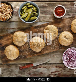 Hausgemachte hausgemachte Burger. Ansicht von oben, Nahaufnahme. Im rustikalen Stil. Stockfoto