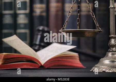 Recht und Gerechtigkeit, Rechtmäßigkeit Konzept, Waage der Gerechtigkeit, Recht und Richter Hammer auf einem schwarzen Holz- Hintergrund. Stockfoto