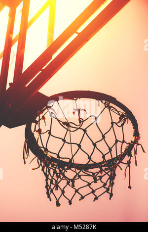 Basketballkorb auf Amateur outdoor Basketball für Streetball, gegen starke Sonneneinstrahlung im Sommer Stockfoto