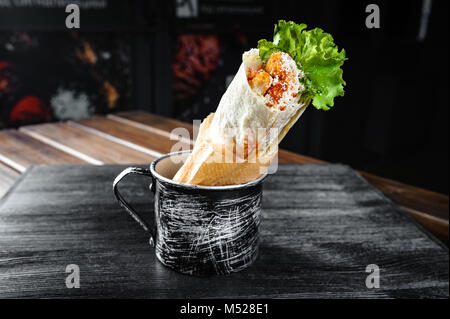 Rindfleisch roll in einem Becher auf schwarz Holz Hintergrund Stockfoto