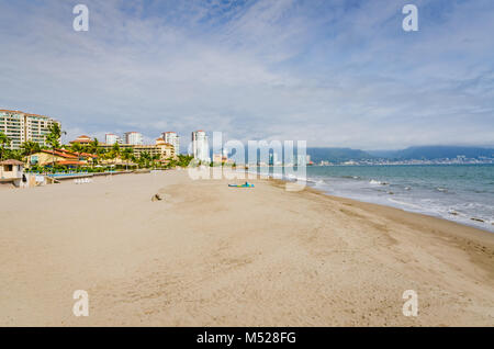 Malerischer Blick auf leeren Strand von Luxus Resorts grenzt. Stockfoto