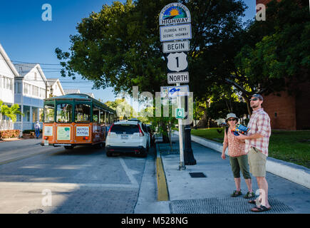 Touristen Karte consult am Anfang der US Route 1. US1 entlang der Ostküste von Florida, beginnend in Key West mit 2.369 Meilen (3,81 Stockfoto