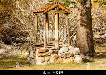 Holz und Stein gut auf historische Stätte von Hayden Log Cabin in Mammoth Lakes, California. Stockfoto
