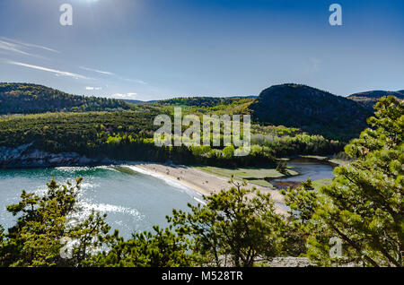 Zwischen Granit Berge und felsigen Ufer des Mount Desert Island, dieser Strand ist einer der beliebtesten Orte im Acadia National Park. Stockfoto