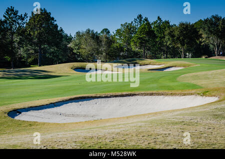 Im Golf, Bunker (oder sand Traps) sind seichte Gruben gefüllt mit Sand und in der Regel mit einem erhöhten Barriere, oft schwieriger aus als Gras zu spielen. Stockfoto