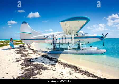 Frau boards Wasserflugzeug am Strand Ufer am Dry Tortugas National Park in den Florida Keys. Stockfoto