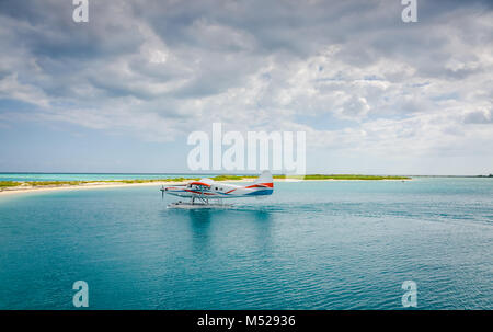 Wasserflugzeug landet auf das Meer am Strand strip an Dry Tortugas National Park in den Florida Keys. Stockfoto