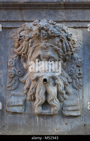 Granada, Spanien: Aushängeschild auf dem Brunnen von Charles V Säule im Alhambra Palast und Festung. Die drei verschiedenen Galionsfiguren der Brunnen Stockfoto