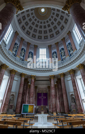 Altarraum mit Kuppel der katholischen Pfarrkirche St. Elisabeth, Abgeschlossen 1903, Nürnberg, Mittelfranken, Bayern, Deutschland Stockfoto