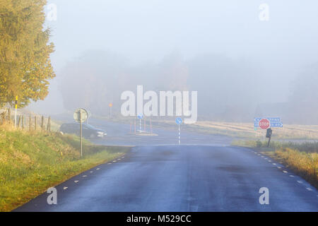 Nebel am Scheideweg auf einer Landstraße Stockfoto