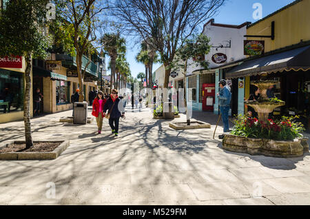 Fußgänger flanieren St. George Street in St. Augustine, FL. Die historische Main Street ist immer noch das Herz der Stadt betrachtet. Stockfoto