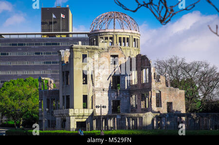 Im Park sind die Ruinen von Genbaku Dome, eines der wenigen Gebäude, die in der Nähe von Ground Zero in der Stadt Hiroshima, Japan Stockfoto