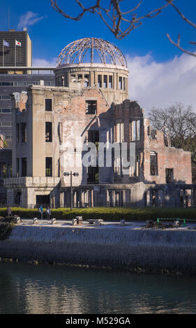 Im Park sind die Ruinen von Genbaku Dome, eines der wenigen Gebäude, die in der Nähe von Ground Zero in der Stadt Hiroshima, Japan Stockfoto