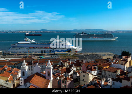 Lissabon, Portugal - Oktober 22, 2017: Blick über die Alfama Viertel von Santa Luzia Aussichtspunkt, mit Kreuzfahrtschiffen in den Tejo in Lissabon, P Stockfoto