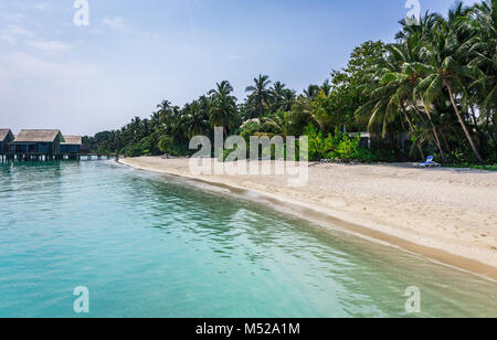 Die einzigartige Schönheit der blauen Lagune auf der tropischen Insel auf den Malediven Stockfoto