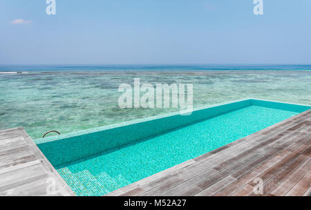 Privater Pool und Terrasse Wasser Villa in Malediven Stockfoto