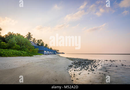 Früh morgens am Sandstrand auf den Malediven Stockfoto