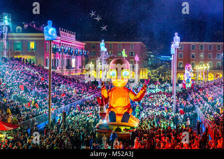 Frankreich. Alpes-Maritimes (06) Nice. Karneval von Nizza König von Raum. Karnevaleske Corso beleuchtet. Die Wagen der Carnavalon Stockfoto