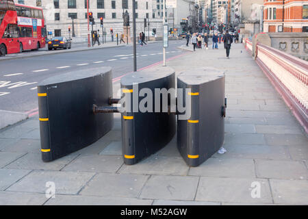 LONDON, UK - 11. FEBRUAR 2018: anti Terrorismus Sicherheitsbarrieren auf die Westminster Bridge Stockfoto