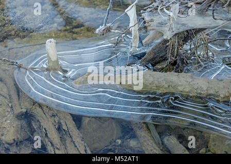 Muster von Eis auf dem Fluss Stockfoto