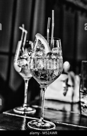 Verschiedene Cocktails an der Bar im Café, Restaurant Stockfoto