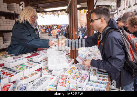 Prag - 16. April: Anbieter akzeptiert die Zahlung von der für seine Ware auf dem Markt in der Altstadt Sq. Am 16. April 2017 in Prag. Bunte Farbe Stockfoto