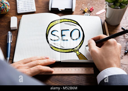 Mann Zeichnung SEO Search Engine Optimization in Notepad Stockfoto