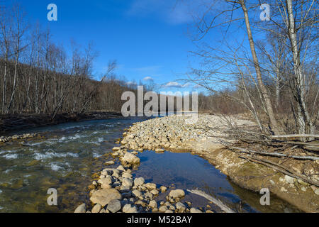 Eine stürmische Mountain River fließt durch die Felsen Stockfoto