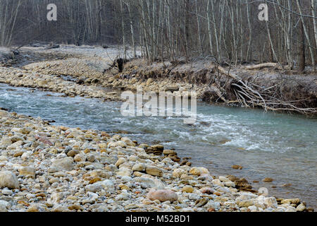 Eine stürmische Mountain River fließt durch die Felsen Stockfoto