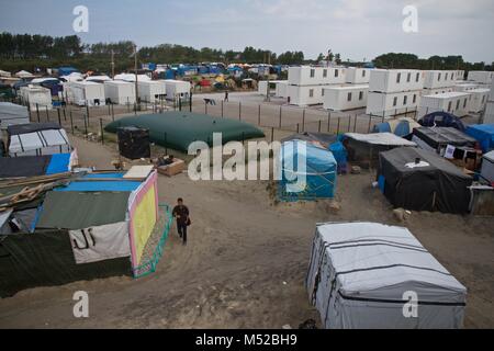 Ein Blick auf die Flüchtlingslager in Calais, einschließlich der Regierung - bebaute Fläche, Monate, bevor es abgerissen wurde. Das Calais Dschungel war eine illegale Ansiedlung von Flüchtlingen und Migranten in der Nähe der Stadt Calais im Norden Frankreichs. Die Flüchtlinge und Migranten beschließen, dort zu begleichen, da es in der Nähe des Euro Tunnel, die das Vereinigte Königreich mit dem europäischen Festland verbinden und sie warteten auf ihre Chancen zu, die in Großbritannien durch das Verstecken in Lastwagen, in Richtung Großbritannien. Das Calais Dschungel Siedlung wurde schließlich durch die französische Regierung im Oktober 2016 abgerissen. Stockfoto