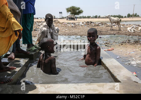 Kinder spielen im Wasser in Muna Garage IDP Camp. Mehr als zwei Millionen wurden während der Konflikt mit Boko Haram verdrängt. Stockfoto