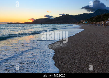 Meer Sonnenuntergang auf borsh Strand, Albanien. Stockfoto