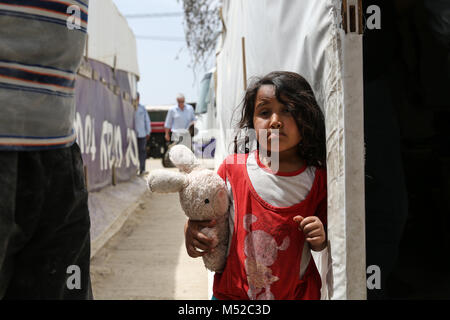 Eine syrische Mädchen umarmt einen ausgestopften Kaninchen in einem Flüchtlingslager im Bekaa-tal. Mehr als eine Million Syrer in den Libanon geflohen, nachdem die syrischen Krieg in 2011 begonnen. Stockfoto