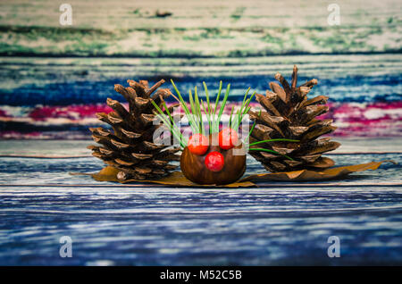 Schönen Herbst Figuren aus Kastanien gemacht Stockfoto