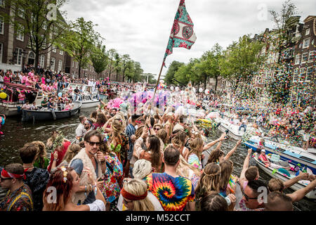 Die Teilnehmer an einem der Kanalboote Tanz mit Musik während der Parade verpackt. Amsterdam Pride Parade 2017 hosted in den Grachten der niederländischen Hauptstadt. Stockfoto