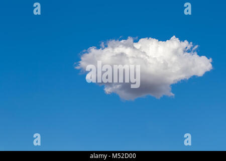 Weißen flauschigen isoliert cumulus Wolken gegen den blauen Himmel an einem hellen Sommertag Stockfoto