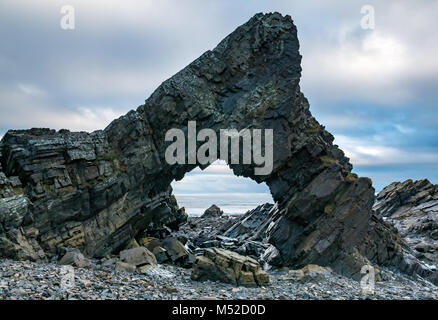 Auf der Suche durch das Loch, natürlichen Verschleiß, Tarlair sea Arch Rock, MacDuff, Aberdeenshire, Schottland, Großbritannien Stockfoto