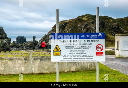 Tarlair Freibad Schild, MacDuff, Aberdeenshire, Schottland, Großbritannien. Der Pool ist gefährlich und geschlossen Stockfoto
