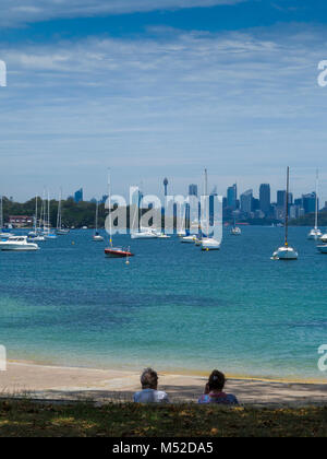 Zwei Personen sitzen, Strand in Watsons Bay sie die Aussicht auf den Hafen von Sydney, New South Wales, Australien Stockfoto