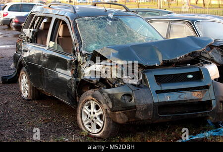 Die Folgen einer frontalen Zusammenstoß der Fahrzeuge Stockfoto