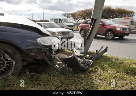 Auto Kollision mit einer Säule Beleuchtung Stockfoto