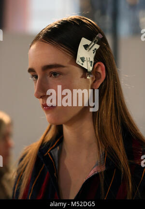 Ein Modell, das sich auf der Bühne vor der Toga zeigen während der London Fashion Week Februar 2018 gesehen an der BFC. Stockfoto