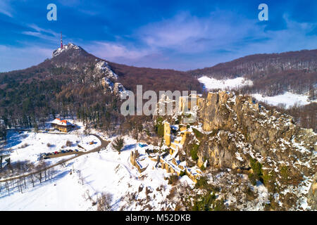 Kalnik Berg winter Luftbild, Festung auf einer Klippe und Lodge unter Rock, Prigorje Region von Kroatien Stockfoto