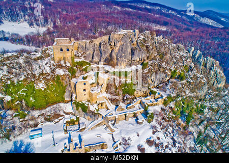 Kalnik Berg winter Luftbild, Festung auf einer Klippe, Prigorje Region von Kroatien Stockfoto