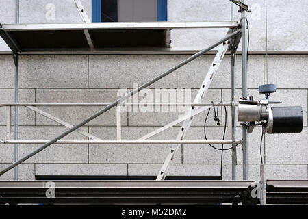 Die Nahaufnahme eines Lastenaufzug neben dem Gerüst der Baustelle. Stockfoto